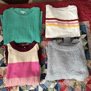 Womens Médium and Large crew neck sweaters